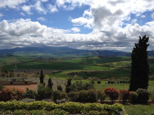 a view of the rolling hills and trees at Agriturismo Il Macchione in Pienza