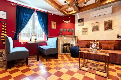 un salon avec un canapé et une cheminée dans l'établissement Le Repaire des Sorciers - T2 Magique avec Clim, à Toulouse