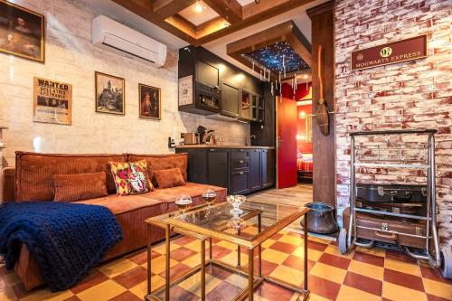 un salon avec un canapé et une table en verre dans l'établissement Le Repaire des Sorciers - T2 Magique avec Clim, à Toulouse