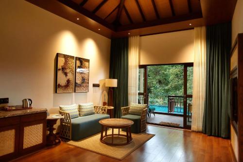 Posezení v ubytování Timbertales Luxury Resort Coorg