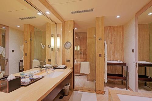 Salle de bains dans l'établissement ITC Grand Chola, a Luxury Collection Hotel, Chennai