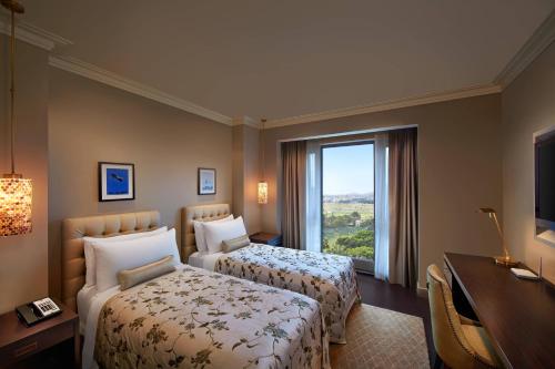 Un ou plusieurs lits dans un hébergement de l'établissement ITC Grand Chola, a Luxury Collection Hotel, Chennai