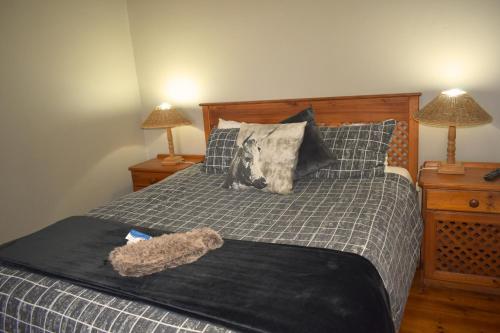 Above The Harbour solar-powered accommodationにあるベッド