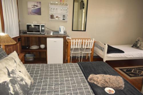 Above The Harbour solar-powered accommodationにあるキッチンまたは簡易キッチン