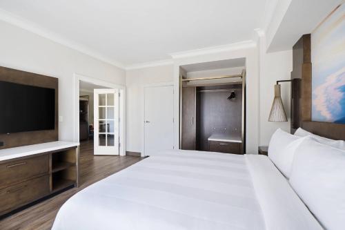a bedroom with two beds and a flat screen tv at San Diego Marriott Del Mar in San Diego