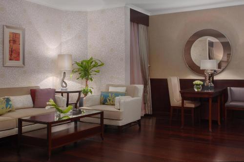 Ruang duduk di Riyadh Marriott Hotel