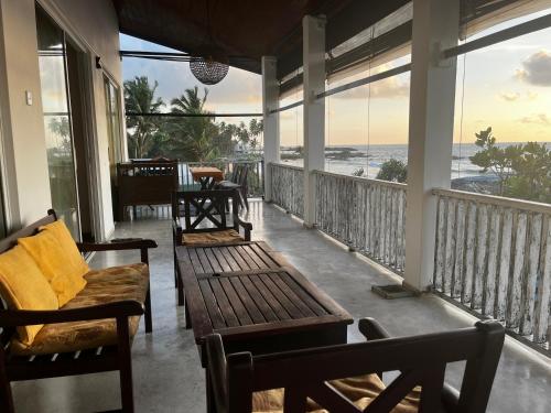 Balkoni atau teres di Strandvilla Kandu Haus Yang bei Hikka