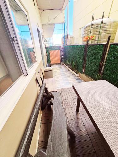 Baguio 4BR Pet Friendly Apartment with Netflixにあるシーティングエリア