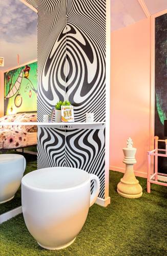 une chambre avec 2 bols blancs sur le sol dans l'établissement Le Voyage Enchanté - T3 Féérique & équipé, à Toulouse