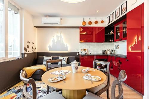 une cuisine et une salle à manger avec une table et des chaises dans l'établissement Le Voyage Enchanté - T3 Féérique & équipé, à Toulouse