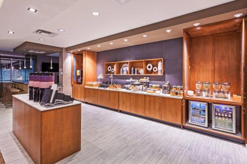 a restaurant with a counter with aasteryasteryasteryasteryasteryasteryasteryasteryastery at SpringHill Suites by Marriott Tulsa at Tulsa Hills in Tulsa