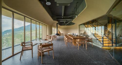 Nespecifikovaný výhled na hory nebo výhled na hory při pohledu z hotelu