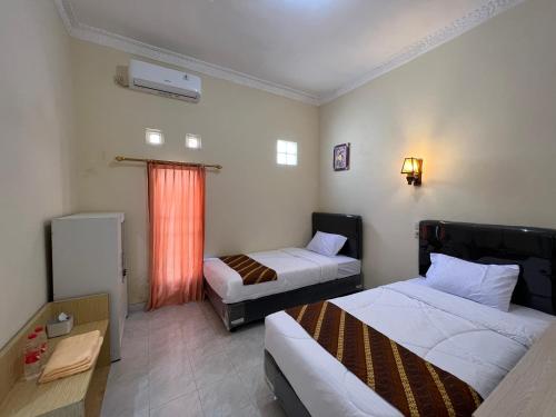 Postel nebo postele na pokoji v ubytování Ndalem Tirta Yogyakarta