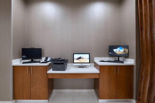 Una televisión o centro de entretenimiento en SpringHill Suites Waco