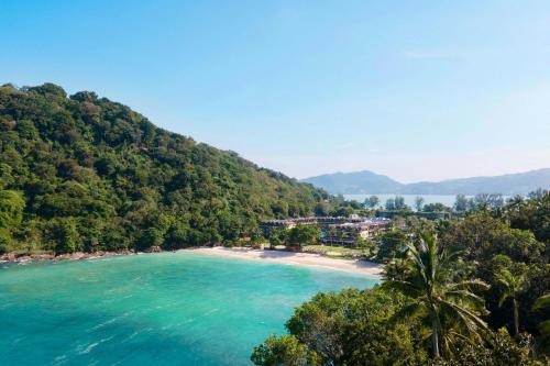 einen Strand inmitten von Acean mit Bäumen in der Unterkunft Phuket Marriott Resort & Spa, Merlin Beach in Patong Beach