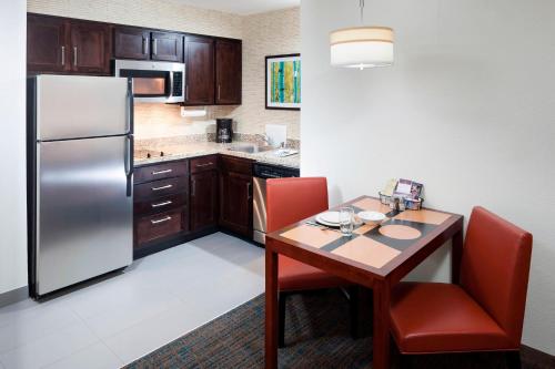 Η κουζίνα ή μικρή κουζίνα στο Residence Inn Denver Highlands Ranch