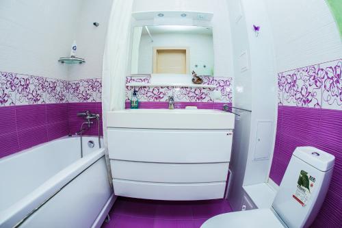 ノヴォシビルスクにあるNSK-Kvartirka, Apartment Gorskiy 75の紫色のバスルーム(洗面台、トイレ付)