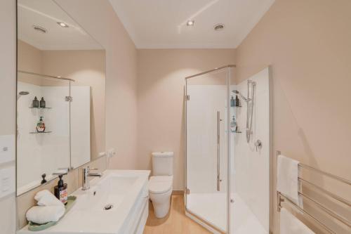 レイク・テカポにあるLake Tekapo 1BR Retreat - The Lakeview Hideawayのシャワーとトイレ付きの白いバスルーム