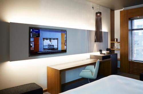 TV a/nebo společenská místnost v ubytování Le Germain Hotel Toronto