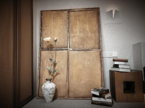 une porte avec un vase assis devant elle dans l'établissement Resort in the valley of Zen 無名川禅意概念酒店, à Yi