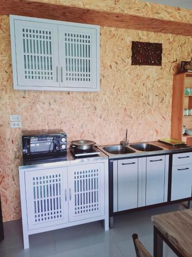 Kuchyň nebo kuchyňský kout v ubytování Thawat Boutique Resort