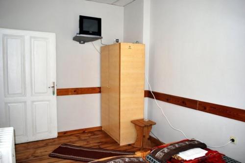 een hoek van een kamer met een televisie aan een muur bij Sky Rooms in Sofia