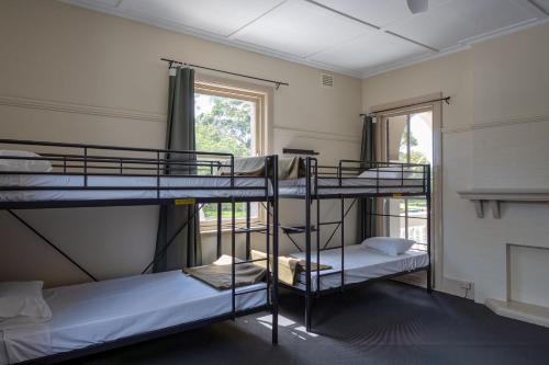 Ένα ή περισσότερα κρεβάτια σε δωμάτιο στο Bat and Ball Hostel
