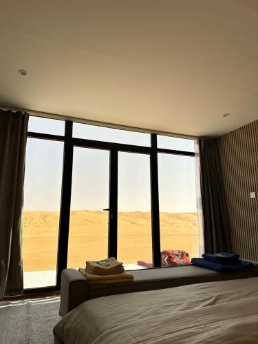 Postel nebo postele na pokoji v ubytování Wahiba Bedouin Rustic Camp
