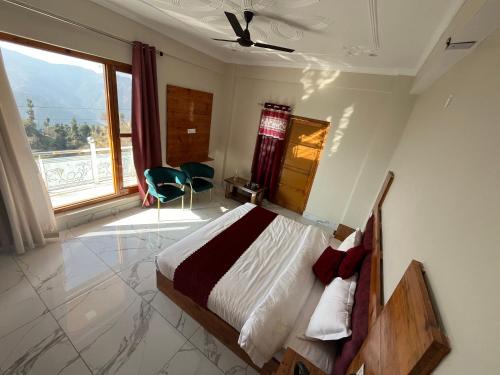 Postel nebo postele na pokoji v ubytování Himalayan Hill Top Resort