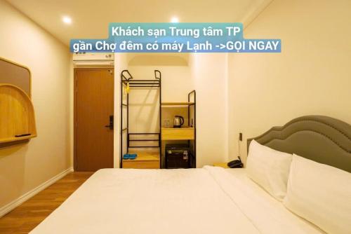 a bedroom with a bed and a ladder in a room at HOTEL Minh Châu - KS Gần Ngay Chợ Đà Lạt - Có Điều Hòa in Da Lat
