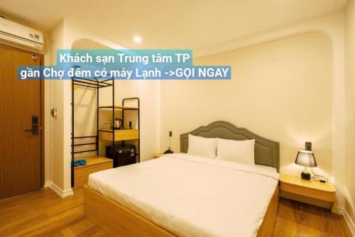 a bedroom with a large white bed in a room at HOTEL Minh Châu - KS Gần Ngay Chợ Đà Lạt - Có Điều Hòa in Da Lat