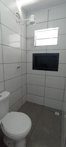 een badkamer met een wit toilet en een raam bij Vila Foz HOSTEL AP6 Apartamento completo de casal com garagem fechada e lavanderia, Temos Uber e guia turístico para indicar, Nosso apartamento é o melhor custo benefício de Foz do Iguaçu in Foz do Iguaçu