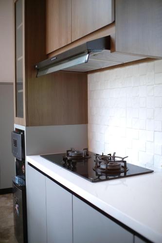 a kitchen with a stove top in a kitchen at Jero Delod Guesthouse in Tabanan