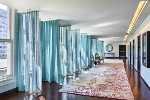 Posezení v ubytování The Nines, a Luxury Collection Hotel, Portland