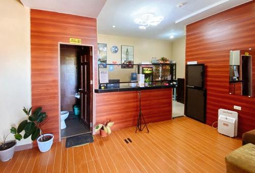 Кухня или мини-кухня в RedDoorz @ 4ks Pension House Bogo City Cebu
