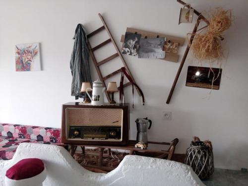 - un salon avec une télévision et une échelle murale dans l'établissement L'Etablourotte, ancienne étable, à Herpelmont