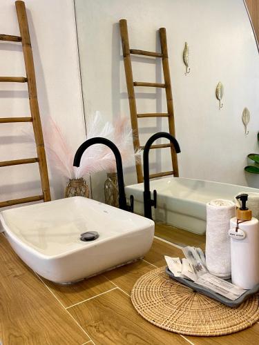 a bathroom with a sink and a bath tub at Tree nara garden houes kohlarn in Ko Larn