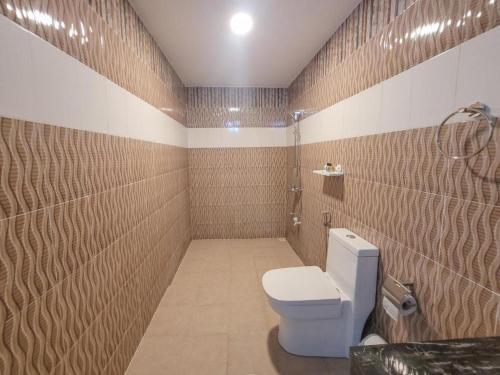 un baño con inodoro y ducha en Hi Heaven Thoddoo, en Thoddoo