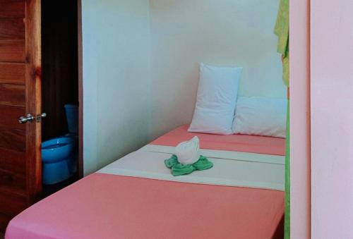 Кровать или кровати в номере RedDoorz @ 4ks Pension House Bogo City Cebu