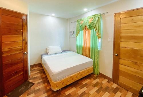 Кровать или кровати в номере RedDoorz @ 4ks Pension House Bogo City Cebu