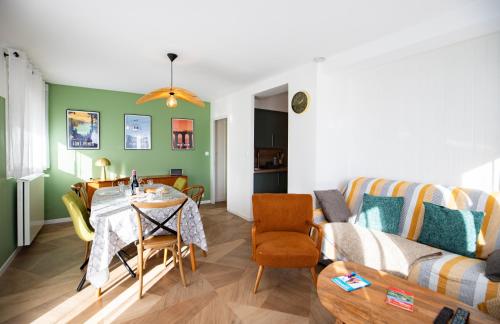 un salon avec une table et un canapé dans l'établissement T3 Premium Les Biches - Netflix Haut débit - 6 couchages - Parking gratuit, à Font-Romeu