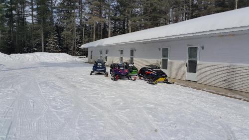 Pine Motel v zimě