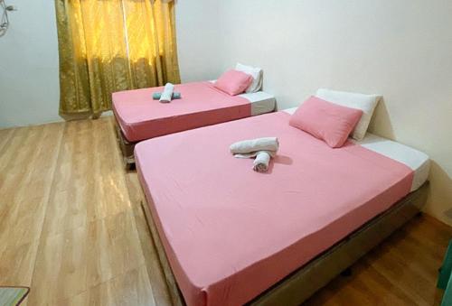Кровать или кровати в номере RedDoorz @ 4ks Pension House Bogo City Cebu