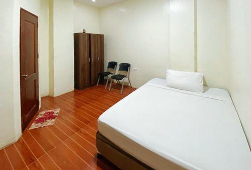 Кровать или кровати в номере RedDoorz @ 4ks Pension House Bogo City Cebu
