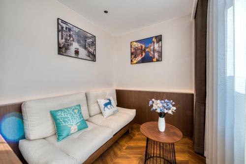a living room with a couch and a table at 南浔浔溪之畔民宿 in Huzhou