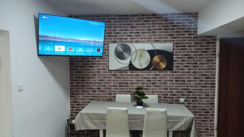 Televisyen dan/atau pusat hiburan di דירת נופש במרכז טבריה