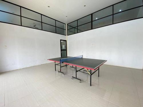 Stolní tenis v ubytování Monde Residence Block K number 17 nebo okolí