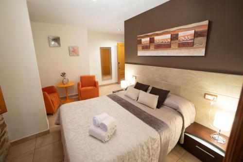 Postel nebo postele na pokoji v ubytování Hotel Rural L'Antic Portal