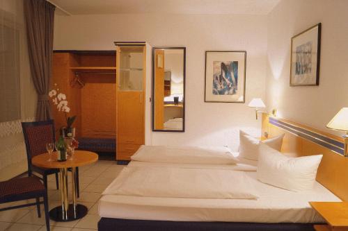 Hotel Rahlstedter Hof tesisinde bir odada yatak veya yataklar