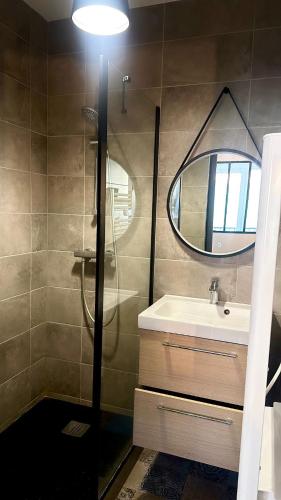 une salle de bain avec un lavabo et un miroir dans l'établissement FLC - Charming Studio Parking - 4 Guests, à Marseille